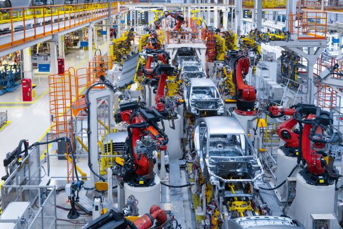 Mexico-US trade tariffs 2025 affecting auto exports – car manufacturing assembly line.