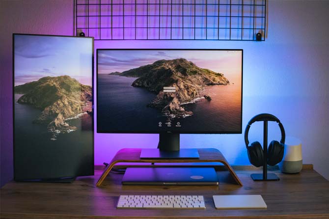 monitors with indigo blur